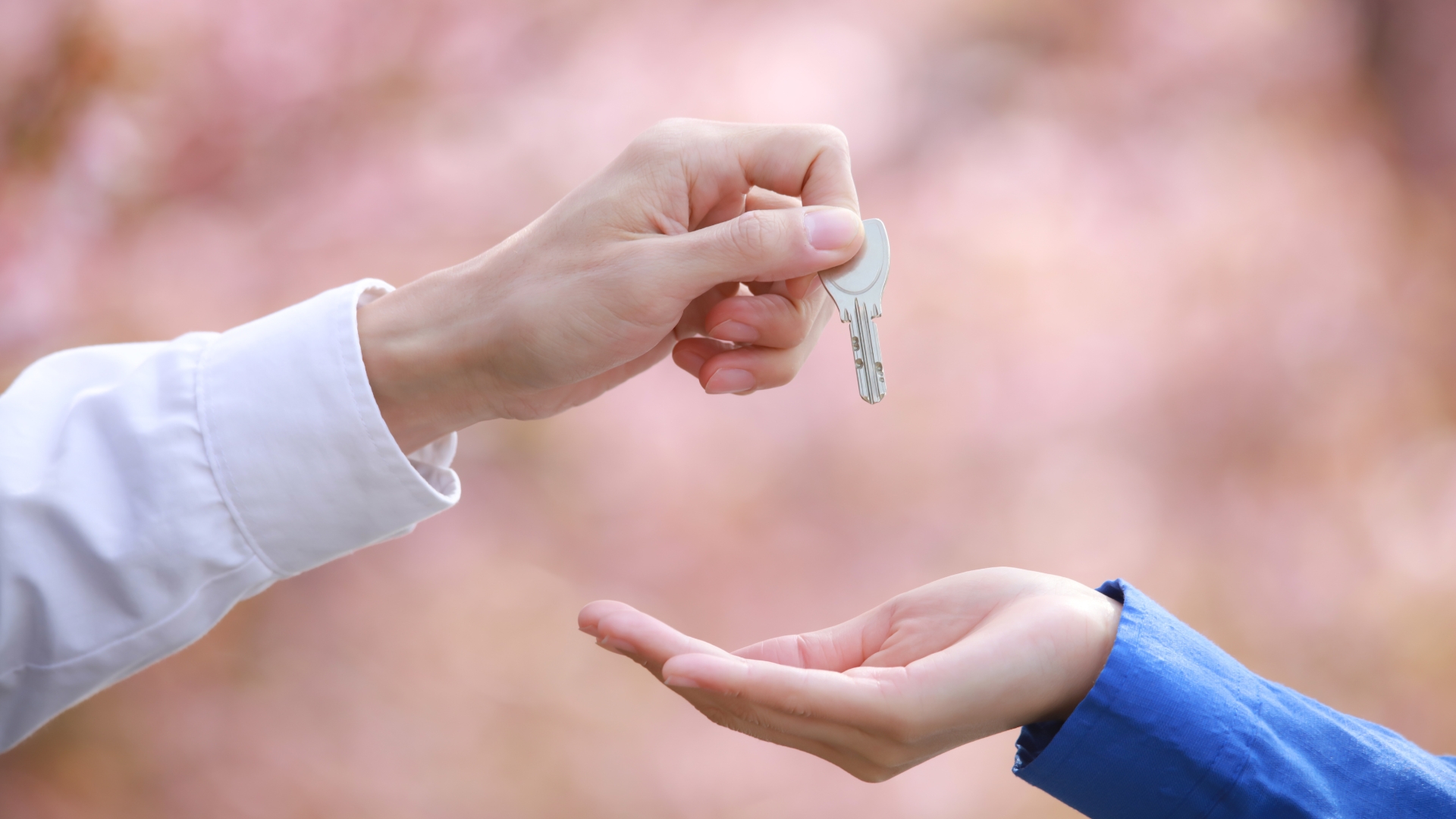 A locksmith handing a homeowner a spare key