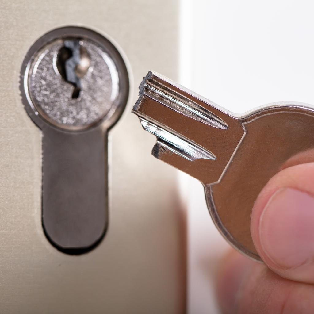 MacArthur Locks & Doors providing broken key extraction services in Virginia